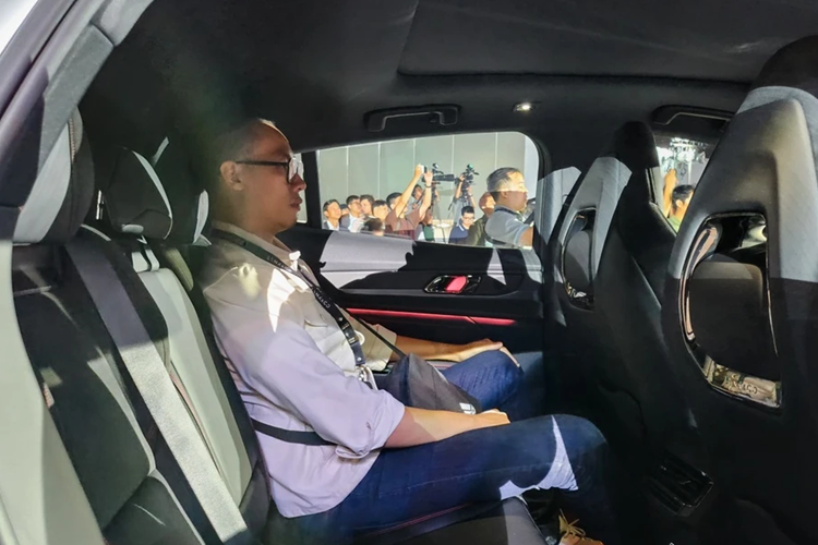 Trải nghiệm nhanh không gian hàng ghế sau cho thấy dù mang thiết kế thể thao mẫu xe này vẫn đủ thoải mái cho một người cao 180 cm, đặc biệt ở phần khoảng trống phía trên đầu hành khách.