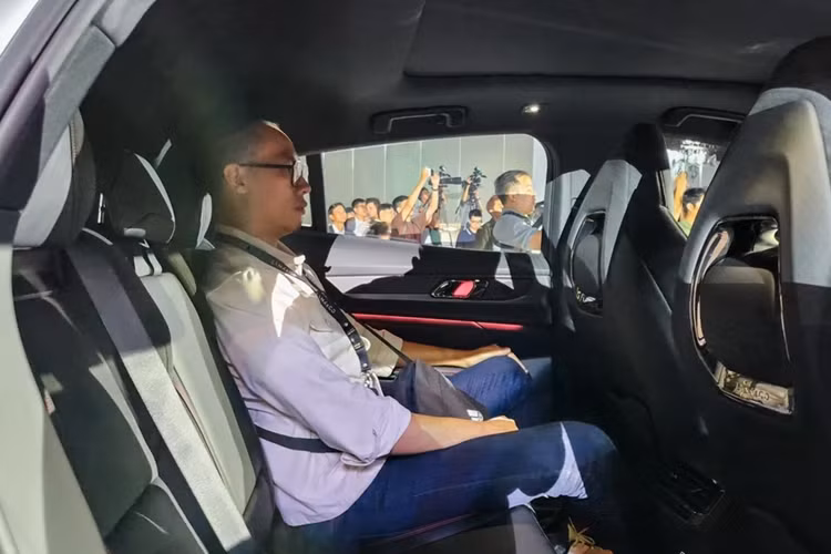 Trải nghiệm nhanh không gian hàng ghế sau cho thấy dù mang thiết kế thể thao mẫu xe này vẫn đủ thoải mái cho một người cao 180 cm, đặc biệt ở phần khoảng trống phía trên đầu hành khách.