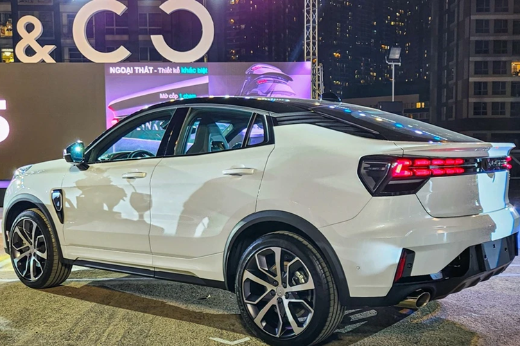 Mức giá xe Lynk &amp; Co 05 2024 được phân phối với mức 1,599 tỷ đồng tại Việt Nam, thấp hơn đàn anh Lynk &amp; Co 09 khoảng 600 triệu đồng. Mức giá của Lynk &amp; Co 05 nhỉnh hơn đối thủ Peugeot 408 (1,019-1,269 tỷ đồng).