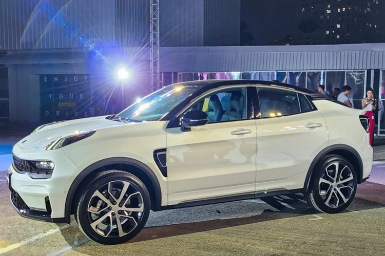 Phần đuôi phía sau gây chú ý với thiết kế đèn hậu từng cụm nhỏ riêng biệt, Lynk &amp; Co gọi phong cách thiết kế này là dạng khối năng lượng. Phong cách hiện đại dễ dàng được tìm thấy bên trong khoang lái Lynk &amp; Co 05. Xe được trang bị màn hình trung tâm 12,8 inch và màn hình tốc độ 12,3 inch.