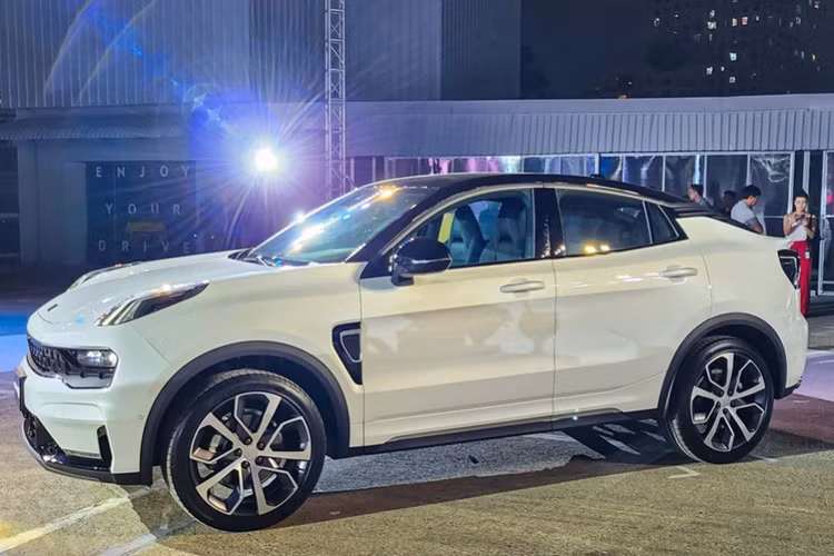 Phần đuôi phía sau gây chú ý với thiết kế đèn hậu từng cụm nhỏ riêng biệt, Lynk &amp; Co gọi phong cách thiết kế này là dạng khối năng lượng. Phong cách hiện đại dễ dàng được tìm thấy bên trong khoang lái Lynk &amp; Co 05. Xe được trang bị màn hình trung tâm 12,8 inch và màn hình tốc độ 12,3 inch.