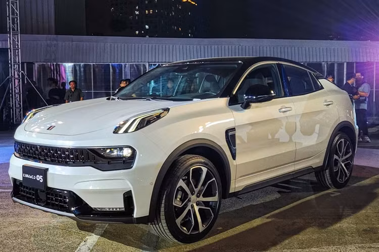 Sau một thời gian đặt chân vào Việt Nam với showroom đầu tiên tại TP Hà Nội, thương hiệu Lynk &amp; Co chính thức xuất hiện tại TP.HCM. Hãng xe đến từ Trung Quốc giới thiệu đến khách hàng TP.HCM 2 mẫu xe, Lynk &amp; Co 01 và Lynk &amp; Co 05 2024 mới.