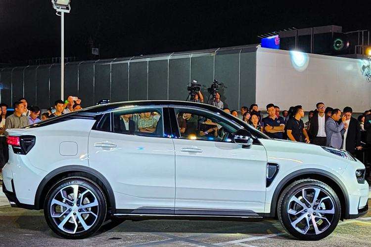 Lynk &amp; Co 05 tại Việt Nam là phiên bản SUV Coupe của mẫu 01. Xét trong phân khúc, mẫu xe này được xem là đối thủ trực tiếp của Peugeot 408 - mẫu xe mới nhất của thương hiệu Peugeot tại thị trường Việt Nam.