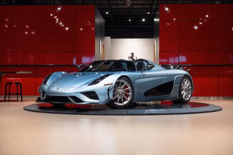 Koenigsegg Regera không có hộp số, thay vào đó, hãng siêu xe Thụy Điển sẽ sử dụng cơ cấu truyền động trực tiếp Direct Drive cho mẫu megacar Regera của mình để giúp xe có khả năng tăng tốc từ vị trí xuất phát lên 100 km/h trong thời gian 2,8 giây trước khi đạt vận tốc tối đa 400 km/h.