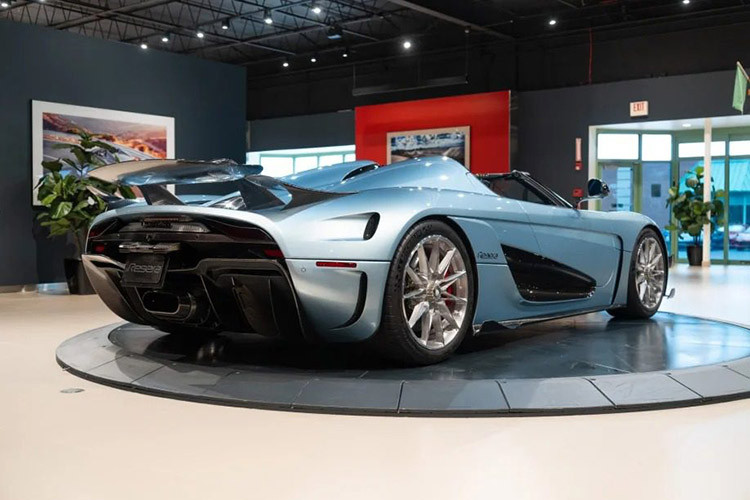 Được biết Hoàng Kim Khánh đã nhờ 1 người bạn ở Mỹ mua giúp chiếc xe Koenigsegg Regera để vận chuyển về Campuchia, làm các thủ tục ra biển số tên của mình, trước khi xin giấy thông hành để chạy tại Việt Nam.
