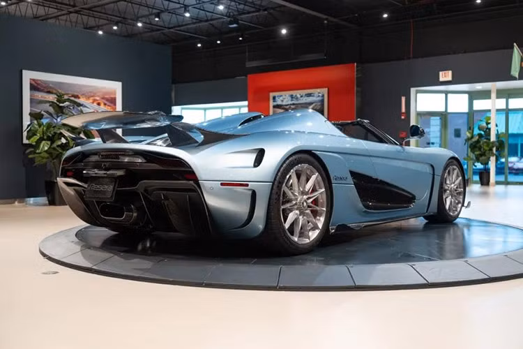 Được biết Hoàng Kim Khánh đã nhờ 1 người bạn ở Mỹ mua giúp chiếc xe Koenigsegg Regera để vận chuyển về Campuchia, làm các thủ tục ra biển số tên của mình, trước khi xin giấy thông hành để chạy tại Việt Nam.
