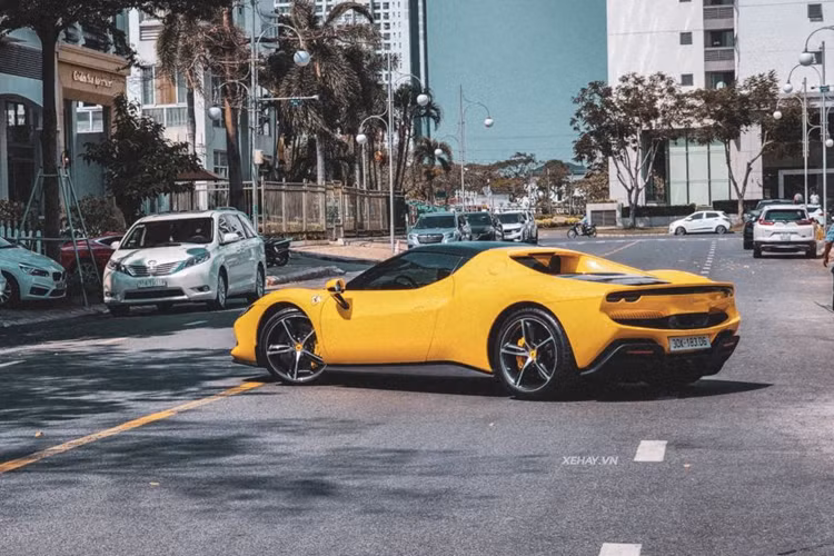 Được biết, để có thể làm các thủ tục và lăn bánh chiếc Ferrari 296 GTB hàng hiếm này, chủ nhân cũ của nó từng phải bỏ ra số tiền không dưới 24 tỷ đồng. Về cơ bản, sau một năm sử dụng xe vẫn còn khá mới. Chiếc Ferrari 296 GTB này gây ấn tượng với ngoại thất màu vàng bóng có tên Gialo Modena.