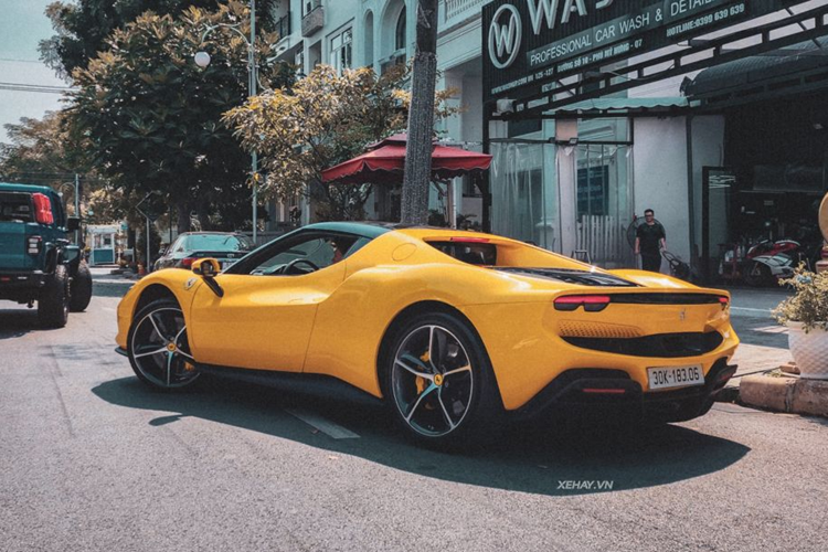 Cung cấp sức mạnh cho siêu xe Ferrari 296 GTB là hệ truyền động plug-in hybrid, gồm một động cơ V6 tăng áp kép 3.0L, sản sinh công suất 663 mã lực và một mô-tơ điện cung cấp thêm 164 mã lực. Tổng công suất được tạo ra lên tới 818 mã lực cùng mô-men xoắn 740 Nm.