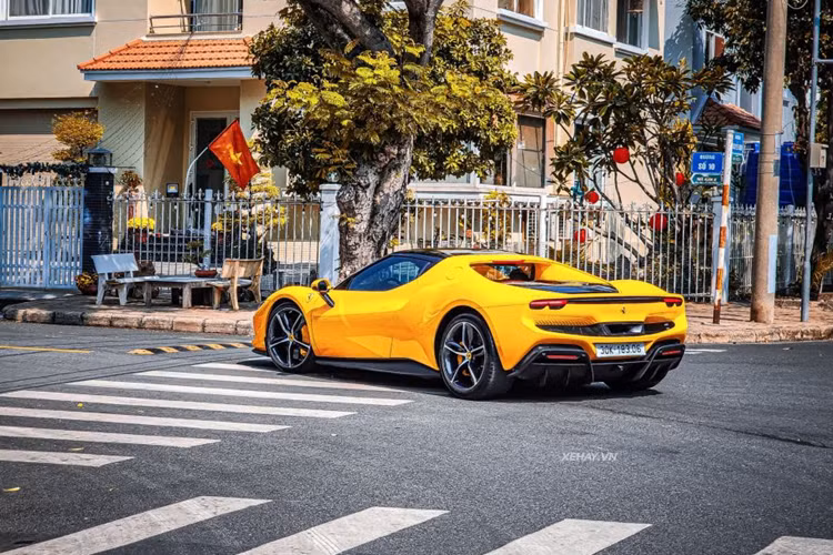 Tay nắm cửa cũng được thiết kế ẩn vào thân xe giúp tăng tính khí động học. Hai bên vẫn có hốc gió để làm mát cho cỗ máy tăng áp bên trong. Phía đuôi xe Ferrari 296 GTB có cụm đèn hậu được thiết kế đơn giản giống mẫu Ferrari Roma.