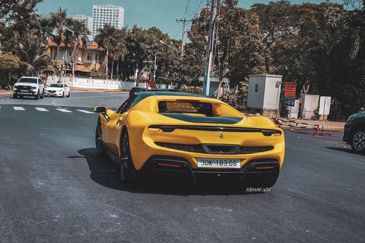 Xe Ferrari 296 GTB sở hữu cụm đèn chiếu sáng có thiết kế sắc sảo gồm hai tầng LED, bên cạnh là đèn định vị cùng hốc gió nhỏ. Líp cản trước của xe được làm bằng vật liệu composite nhẹ thay vì chất liệu carbon đắt đỏ. Chiếc Ferrari 296 GTB này có thân xe mượt mà, không cắt xẻ bởi các đường gân táo bạo.