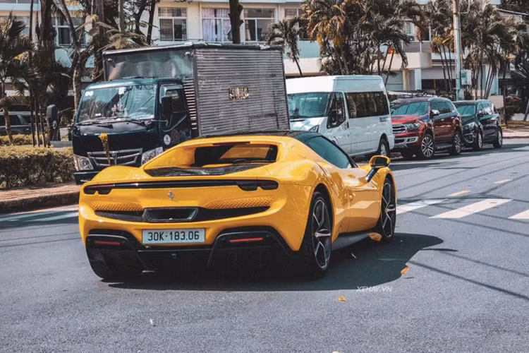 Với sức mạnh này, xe có thể tăng tốc từ vị trí xuất phát lên 100 km/h chỉ trong thời gian 2,9 giây trước khi đạt vận tốc tối đa là 330 km/h. Kết hợp với hệ truyền động plug-in hybrid là hộp số tự động 8 cấp ly hợp kép. Tuy nhiên, xe chỉ sử dụng hệ dẫn động cầu sau thay vì dẫn động bốn bánh như Ferrari SF90.