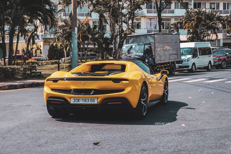 Xe Ferrari 296 GTB có nắp động cơ được đặt nằm ngang khác với những mẫu 488 GTB hay F8 Tributo thường được thiết kế vuốt dần từ mui xe xuống đuôi xe. Kiểu thiết kế mới này cũng được áp dụng trên cả mẫu SF90 Spider/Stradale.