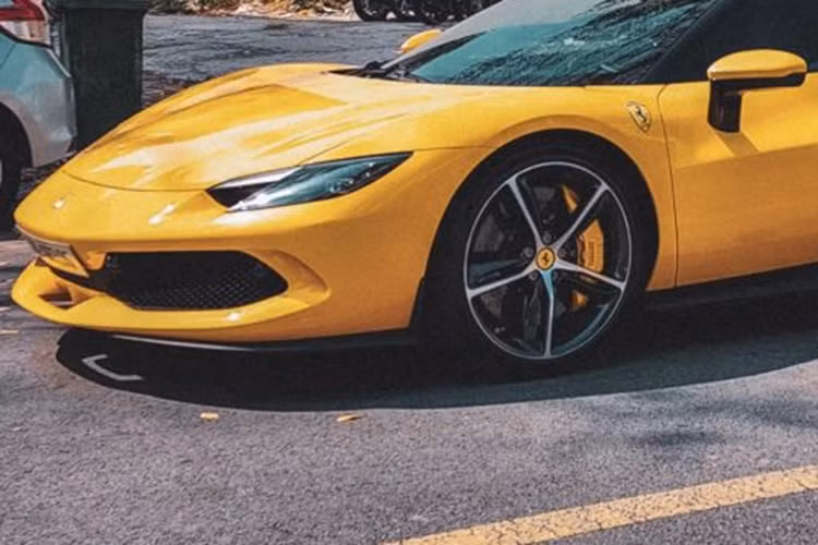 Hệ thống ống xả hướng ra chính giữa. Bộ khuếch tán đậm chất thể thao được sơn đen làm bằng vật liệu composite nhẹ thay vì tùy chọn sợi carbon đắt tiền. Các khe tản nhiệt được thiết kế nhỏ hơn trước.