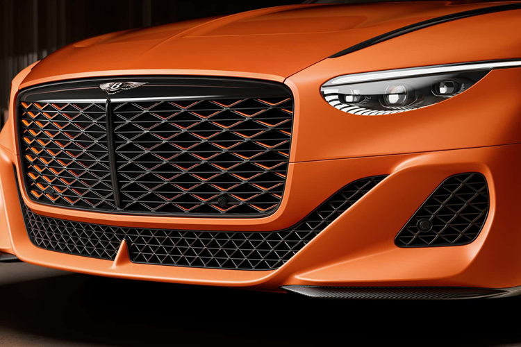 Được biết, chiếc Batur Convertible có mui gập và phần mui mềm được giấu phía sau ghế ngồi. Theo Bentley, xe sẽ mất khoảng 19 giây để hạ hoặc nâng mui bằng cách nhấn nút.