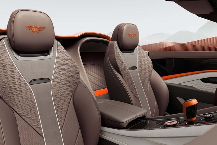 Bên trong xe có các chi tiết màu vàng hồng sang trọng với nhiều nút bấm thông thường, mặt táp lô xe có ba mặt số kiểu cũ và đồng hồ kim giống như Continental GT Convertible.