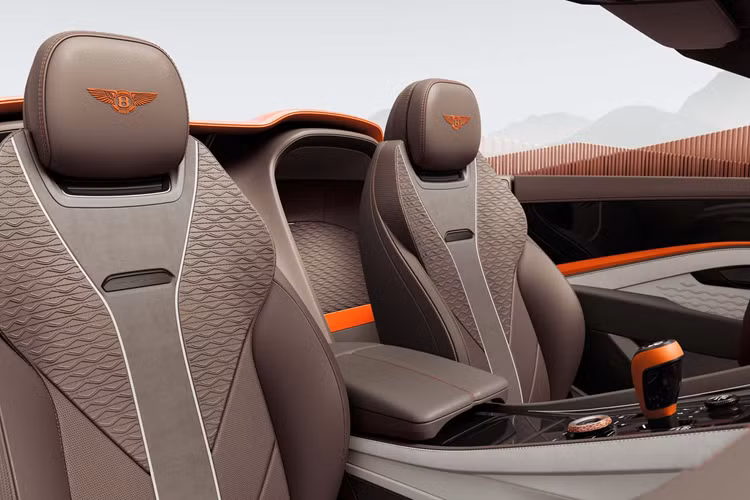 Bên trong xe có các chi tiết màu vàng hồng sang trọng với nhiều nút bấm thông thường, mặt táp lô xe có ba mặt số kiểu cũ và đồng hồ kim giống như Continental GT Convertible.