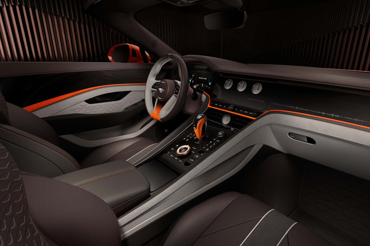 Thương hiệu siêu sang của Anh cho biết nguyên mẫu Batur Convertible Car #0 này đượcc sơn màu sơn satin Vermillion Gloss nổi bật kết hợp với các điểm nhấn bằng sợi carbon bóng loáng.