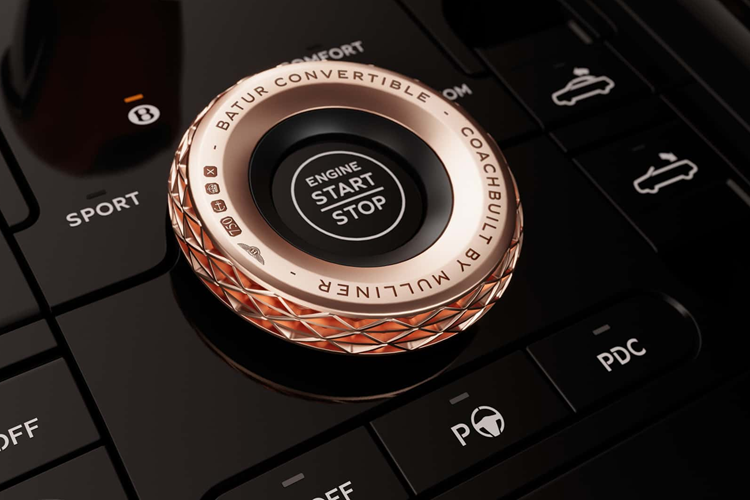 Quy trình này chỉ có thể được thực hiện khi xe đang di chuyển với tốc độ lên tới 48 km/h. Bentley cung cấp cho chiếc xe cấu hình hai chỗ ngồi, loại bỏ hoàn toàn hàng ghế sau.