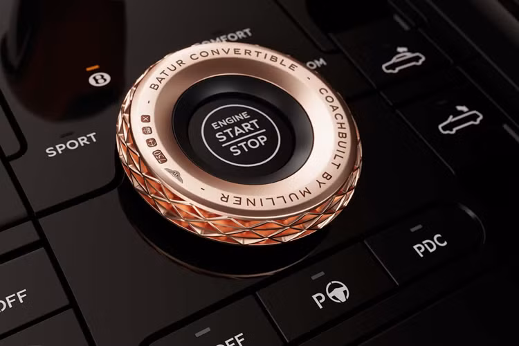 Quy trình này chỉ có thể được thực hiện khi xe đang di chuyển với tốc độ lên tới 48 km/h. Bentley cung cấp cho chiếc xe cấu hình hai chỗ ngồi, loại bỏ hoàn toàn hàng ghế sau.