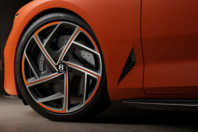 Tất cả sức mạnh này được truyền xuống đường thông qua hộp số tự động ly hợp kép tám cấp được thiết kế hoàn hảo cho mẫu xe này. Các kỹ sư của Bentley đã chế tạo cho xe toàn bộ hệ thống xả Akrapovič từ titan, bao gồm cả những bộ phận hoàn thiện ống xả đều được chế tạo theo phương thức in 3D.