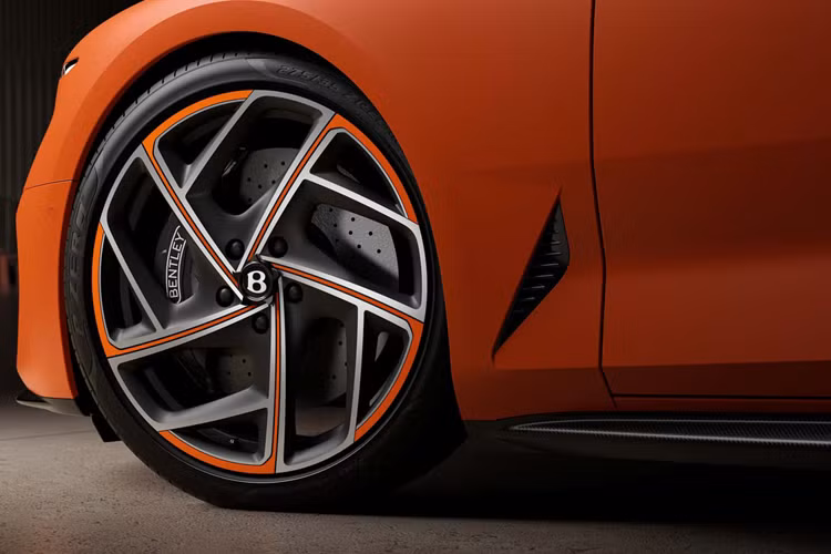 Tất cả sức mạnh này được truyền xuống đường thông qua hộp số tự động ly hợp kép tám cấp được thiết kế hoàn hảo cho mẫu xe này. Các kỹ sư của Bentley đã chế tạo cho xe toàn bộ hệ thống xả Akrapovič từ titan, bao gồm cả những bộ phận hoàn thiện ống xả đều được chế tạo theo phương thức in 3D.