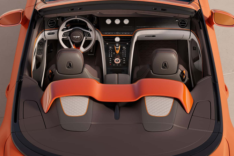 So với chiếc coupe có cánh lướt gió chủ động phía sau, phiên bản này được trang bị cánh lướt gió ducktail gợn ở phía sau xe. Xe sở hữu bộ mâm xe 22 inch có thiết kế khác biệt.