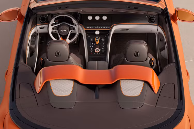 So với chiếc coupe có cánh lướt gió chủ động phía sau, phiên bản này được trang bị cánh lướt gió ducktail gợn ở phía sau xe. Xe sở hữu bộ mâm xe 22 inch có thiết kế khác biệt.