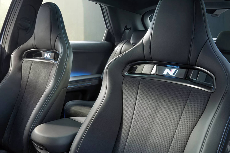 Bên cạnh đó, chức năng N e-Shift với các cấp độ chuyển số ảo nay cũng có thể sử dụng được khi đã chuyển chế độ lái của xe sang Eco, thay vì trước đây chỉ có ở các chế độ Normal, Sport và N.