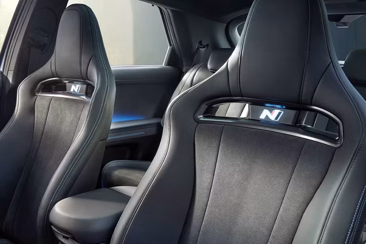 Bên cạnh đó, chức năng N e-Shift với các cấp độ chuyển số ảo nay cũng có thể sử dụng được khi đã chuyển chế độ lái của xe sang Eco, thay vì trước đây chỉ có ở các chế độ Normal, Sport và N.