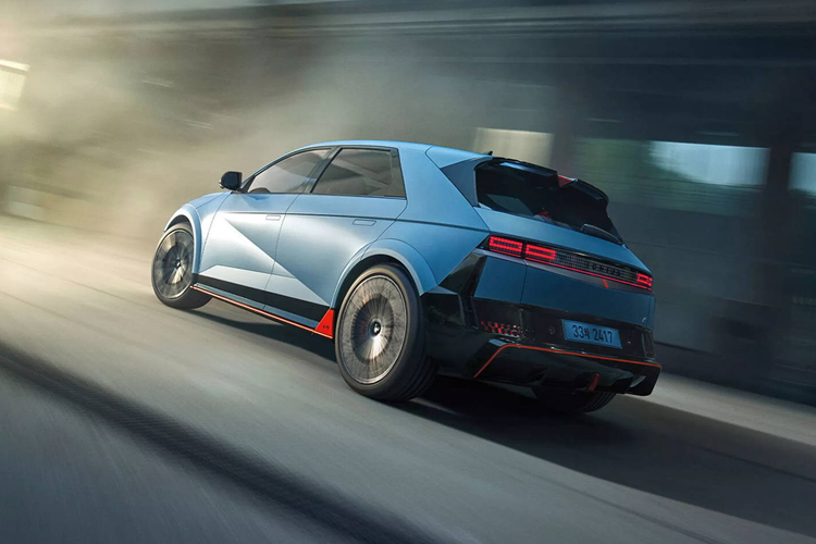 Tại Hàn Quốc, giá xe Hyundai Ioniq 5 N 2025 bán ra từ 77 triệu won (tương đương 1,4 tỷ đồng) đã bao gồm các ưu đãi thuế dành cho xe thân thiện với môi trường. Với các nâng cấp vượt trội và tính năng cải tiến, khả năng cao các thị trường quốc tế sẽ sớm nhận được phiên bản nâng cấp này.