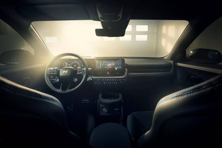 Đồng thời điều chỉnh sức truyền mô-men xoắn theo hướng tuyến tính nhiều hơn, để có thể duy trì cảm giác “trôi tự do” dài hơn khi drift. Tất nhiên, hãng cũng không quên khuyến cáo rằng chỉ nên kích hoạt hệ thống này trong phạm vi khép kín của trường đua, tách biệt khỏi đường công cộng.