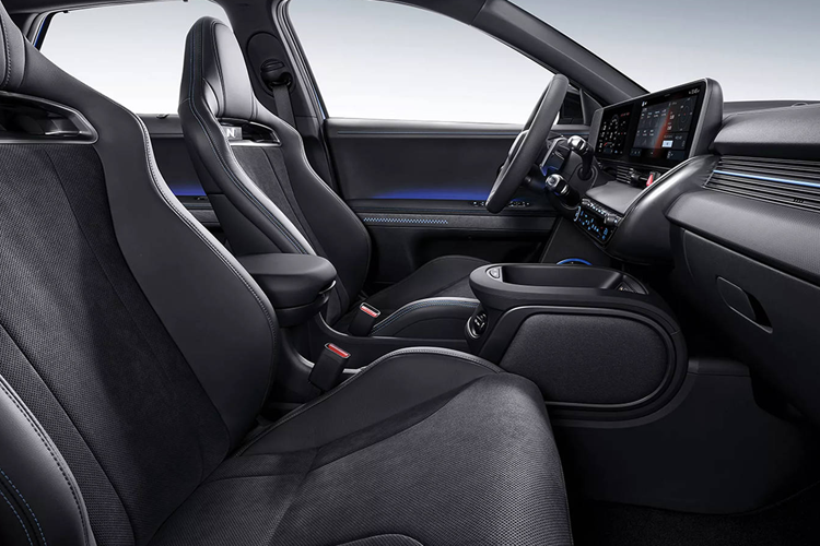 Chế độ Eco cũng được bổ sung tính năng downshift memory (nhớ vị trí giảm số) và downhill assist (hỗ trợ xuống dốc), tương tự như phanh động cơ trên các xe sử dụng động cơ đốt trong giúp tối ưu hóa việc điều khiển khi xuống dốc.