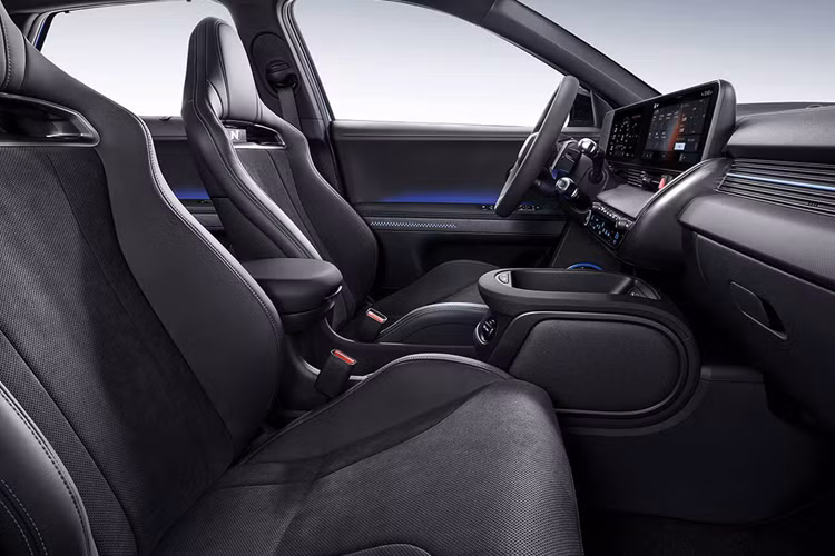 Chế độ Eco cũng được bổ sung tính năng downshift memory (nhớ vị trí giảm số) và downhill assist (hỗ trợ xuống dốc), tương tự như phanh động cơ trên các xe sử dụng động cơ đốt trong giúp tối ưu hóa việc điều khiển khi xuống dốc.