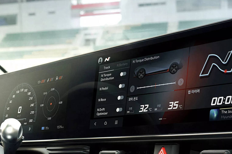 Hyundai cũng đã bổ sung thêm hàng loạt trang bị tiêu chuẩn cho mẫu xe điện hiệu năng cao này. Các tính năng mới bao gồm hệ thống đèn pha thông minh, chức năng khóa tự động khi rời xe, V2L cho nội thất (cho phép cung cấp điện từ xe cho các thiết bị bên trong), cửa sổ an toàn cho hàng ghế sau và cảnh báo rung trên vô-lăng khi phát hiện tình huống nguy hiểm.