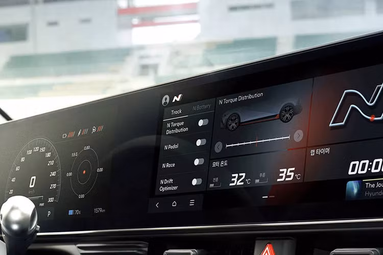 Hyundai cũng đã bổ sung thêm hàng loạt trang bị tiêu chuẩn cho mẫu xe điện hiệu năng cao này. Các tính năng mới bao gồm hệ thống đèn pha thông minh, chức năng khóa tự động khi rời xe, V2L cho nội thất (cho phép cung cấp điện từ xe cho các thiết bị bên trong), cửa sổ an toàn cho hàng ghế sau và cảnh báo rung trên vô-lăng khi phát hiện tình huống nguy hiểm.