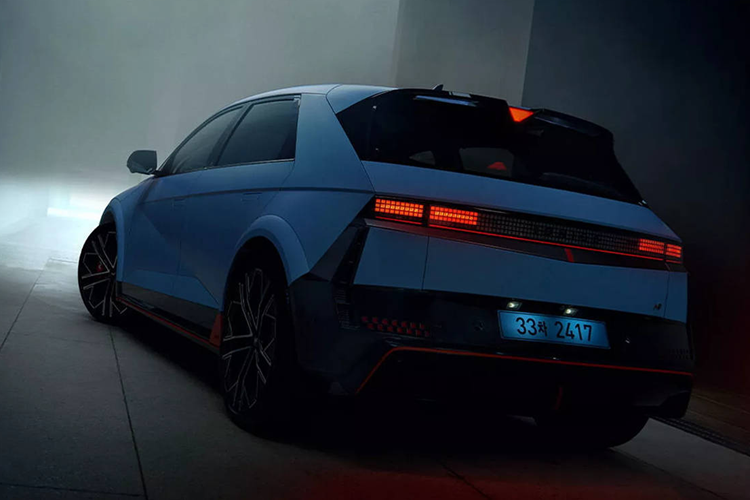 Ioniq 5 N 2025 không có gì thay đổi về hệ thống truyền động, xe vẫn duy trì cấu hình mô-tơ điện kép, tạo ra công suất lên đến 641 mã lực và mô-men xoắn 770 Nm khi kích hoạt chế độ N Grin Boost. Mẫu xe này được trang bị pin 84 kWh, loại pin dung lượng cao nhất hiện nay mà Hyundai có thể cung cấp cho dòng Ioniq 5.