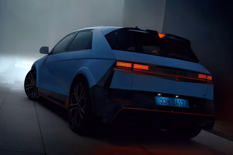 Ioniq 5 N 2025 không có gì thay đổi về hệ thống truyền động, xe vẫn duy trì cấu hình mô-tơ điện kép, tạo ra công suất lên đến 641 mã lực và mô-men xoắn 770 Nm khi kích hoạt chế độ N Grin Boost. Mẫu xe này được trang bị pin 84 kWh, loại pin dung lượng cao nhất hiện nay mà Hyundai có thể cung cấp cho dòng Ioniq 5.