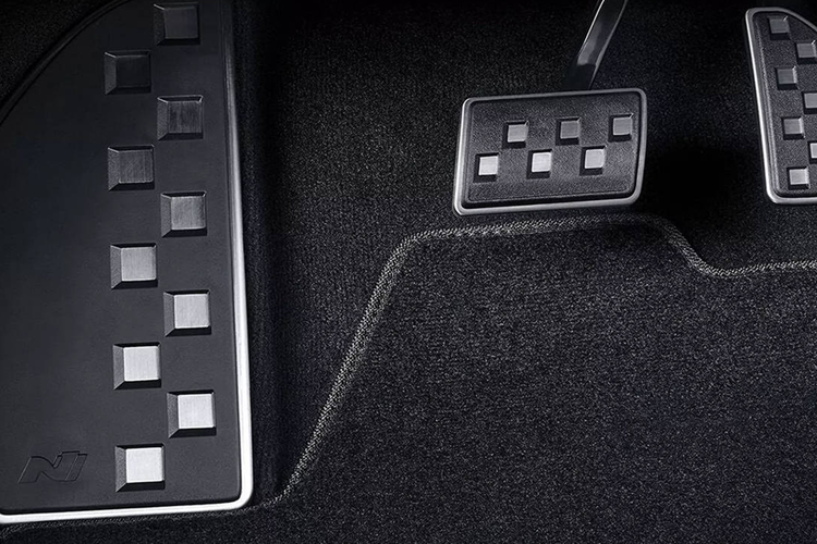 Một thay đổi nhỏ nhưng không hề kém phần quan trọng khác là âm thanh của hệ thống N Launch Control luôn được bật, ngay cả khi N Active Sound + đã tắt, nhằm tạo cảm giác mạnh mẽ, phấn khích “giống với xe xăng” hơn cho người cầm lái Ioniq 5 N 2025.