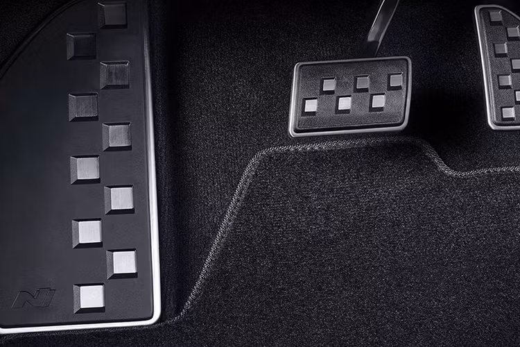 Một thay đổi nhỏ nhưng không hề kém phần quan trọng khác là âm thanh của hệ thống N Launch Control luôn được bật, ngay cả khi N Active Sound + đã tắt, nhằm tạo cảm giác mạnh mẽ, phấn khích “giống với xe xăng” hơn cho người cầm lái Ioniq 5 N 2025.