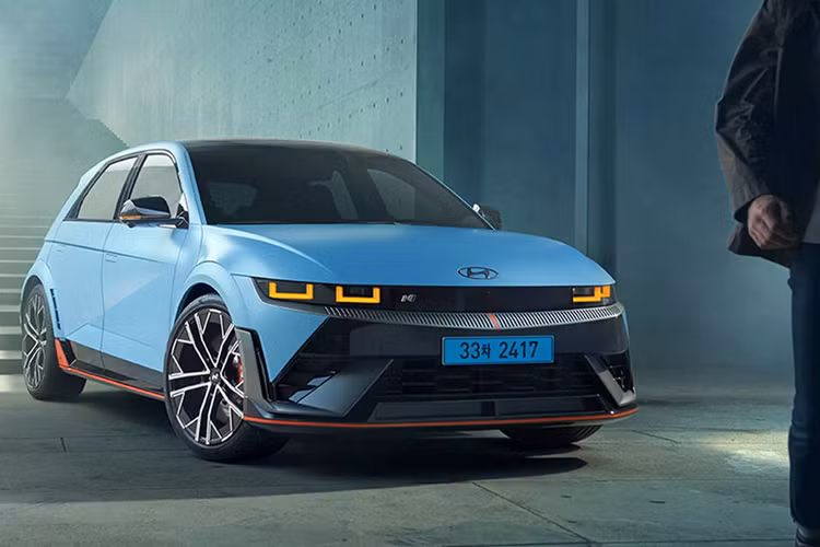 Hệ thống có khả năng theo dõi tình hình hoạt động của xe chính xác hơn, từ đó đưa ra lời khuyên đúng đắn cho từng thao tác của người lái. Đặc biệt, ở cấp độ cao nhất là Pro, hệ thống N Drift Optimizer sẽgiảm thiểu mức độ tác động của thành phần kiểm soát động lực (VDC) xuống mức thấp nhất