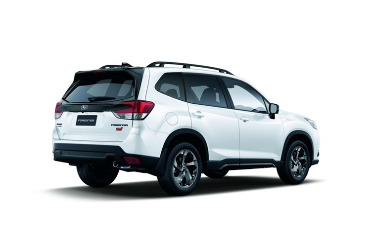 Về ngoại thất, mẫu xe SUV Forester 2024 STI Sport được phân biệt với các phiên bản thông thường nhờ các chi tiết mặt ca lăng, ốp bệ cửa, gương chiếu hậu,...