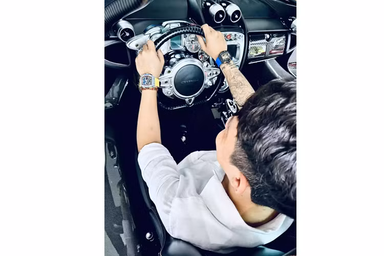 Cụ thể, Minh Nhựa đăng tải hình ảnh chụp cùng với thần gió Pagani Huayra ở ngoài đường, cùng dòng trạng thái "Xe đã có chủ mới", khiến không ít người bất ngờ và tò mò muốn biết danh tính của người mua.