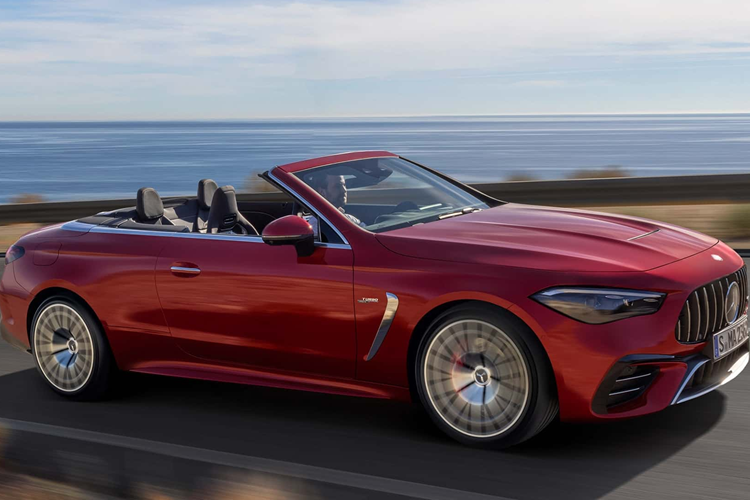 Xe được trang bị khối động cơ xăng sáu xi-lanh thẳng hàng 3.0 lít tăng áp kép tạo ra công suất 443 mã lực và mô-men xoắn 560 Nm và có thể tăng lên 600 Nm khi sử dụng chức năng Overboost. Xe được trang bị thêm một máy phát điện hỗ trợ khởi động 48V giúp tăng thêm 22 mã lực và 205 Nm, nâng cao hơn nữa hiệu suất của xe.