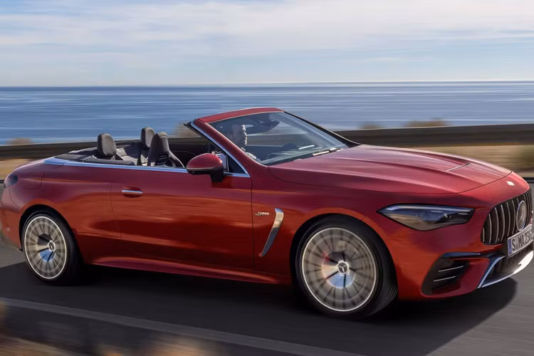 Xe được trang bị khối động cơ xăng sáu xi-lanh thẳng hàng 3.0 lít tăng áp kép tạo ra công suất 443 mã lực và mô-men xoắn 560 Nm và có thể tăng lên 600 Nm khi sử dụng chức năng Overboost. Xe được trang bị thêm một máy phát điện hỗ trợ khởi động 48V giúp tăng thêm 22 mã lực và 205 Nm, nâng cao hơn nữa hiệu suất của xe.