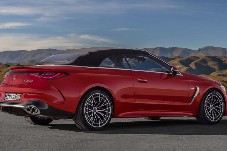 Sức mạnh được truyền tới cả 4 bánh thông qua hộp số 9G Speedshift và hệ thống dẫn động 4Matic+ biến thiên hoàn toàn. Các tính năng khác của xe gồm có hệ thống treo AMG Ride Control thích ứng, hệ thống lái AMG Parameter ba giai đoạn, phanh hiệu suất cao và hệ thống đánh lái sau tiêu chuẩn.