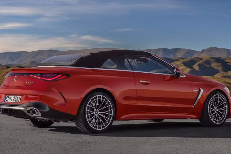 Sức mạnh được truyền tới cả 4 bánh thông qua hộp số 9G Speedshift và hệ thống dẫn động 4Matic+ biến thiên hoàn toàn. Các tính năng khác của xe gồm có hệ thống treo AMG Ride Control thích ứng, hệ thống lái AMG Parameter ba giai đoạn, phanh hiệu suất cao và hệ thống đánh lái sau tiêu chuẩn.