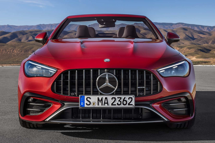 Vì là phiên bản AMG nên Mercedes-AMG CLE 53 Cabriolet 2024 mới được trang bị lưới tản nhiệt nan dọc hầm hố, cản trước thể thao hơn, các phần vè ốp hốc bánh xe rộng hơn cùng hệ thống xả kép.