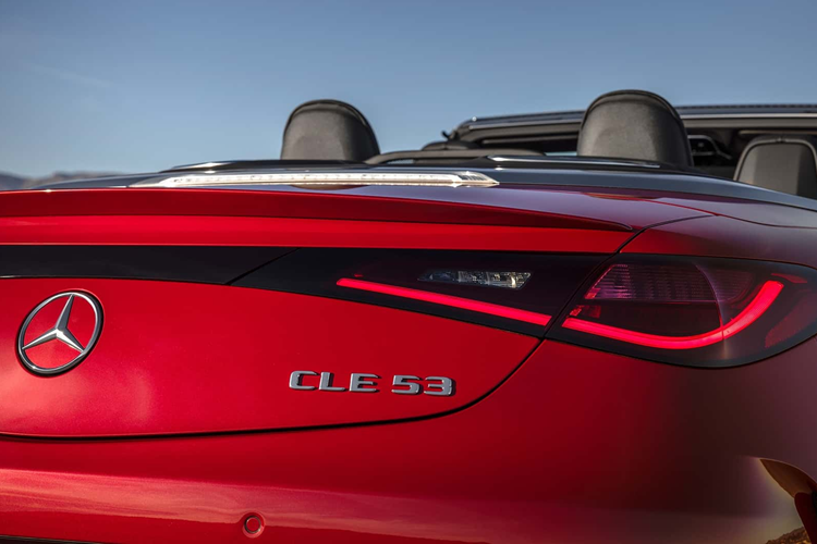 Đối với phiên bản mui trần, Mercedes đã bổ sung thêm bộ điều hướng gió điện Aircap và hệ thống sưởi và thông gió cổ Airscarf. Đồng thời, hệ thống chống lật, trụ cứng, túi khí bổ sung và thân xe được gia cố về mặt kết cấu giúp nâng cao độ an toàn.