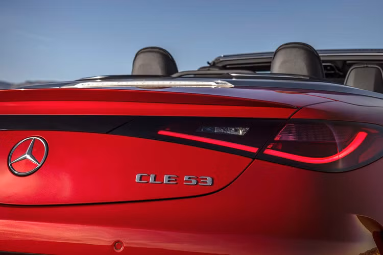 Đối với phiên bản mui trần, Mercedes đã bổ sung thêm bộ điều hướng gió điện Aircap và hệ thống sưởi và thông gió cổ Airscarf. Đồng thời, hệ thống chống lật, trụ cứng, túi khí bổ sung và thân xe được gia cố về mặt kết cấu giúp nâng cao độ an toàn.