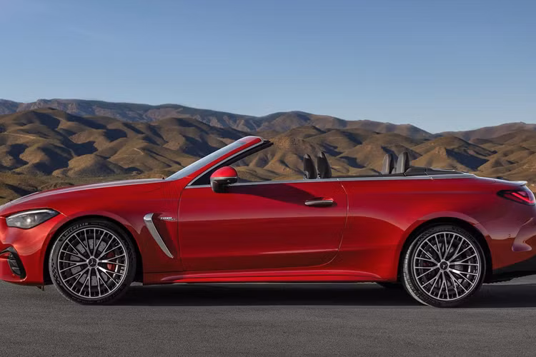 Các thông tin về giá xe Mercedes-AMG CLE 53 Cabriolet 2024 cũng như thời gian bàn giao sẽ được công bố sau. Giống như các phiên bản nhỏ hơn của CLE Cabriolet, mẫu xe mang nhãn hiệu AMG dự kiến sẽ đắt hơn so với mẫu Coupe tương đương.